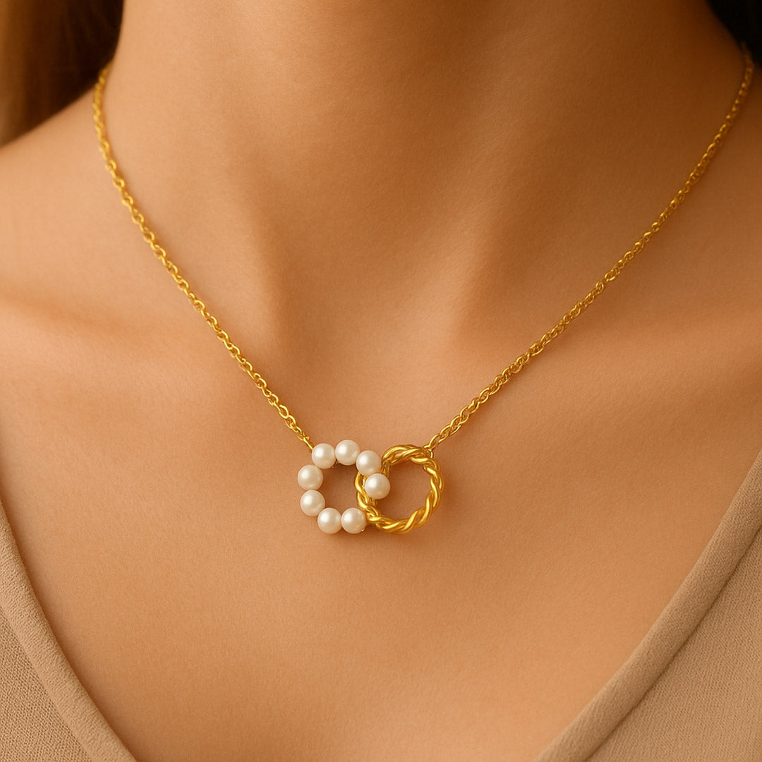 Interlinked pearl necklace